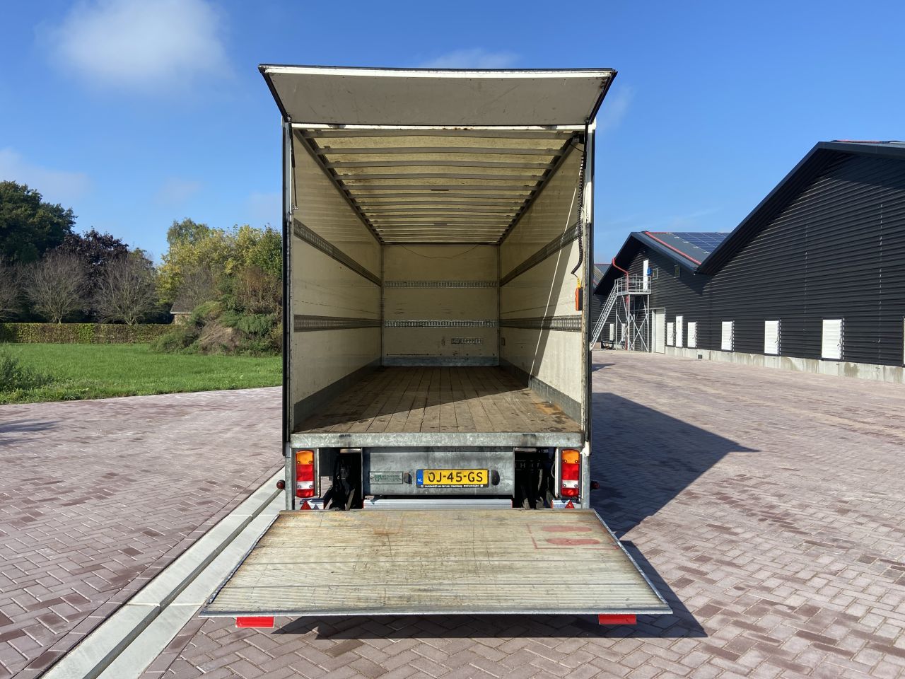 Be oplegger 5.5 ton veldhuizen met laadklep 1500 kg