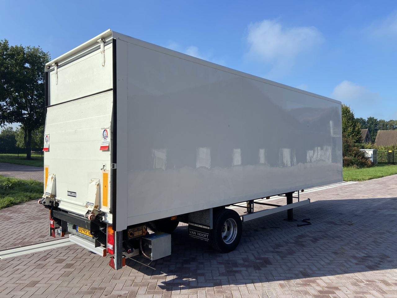 Be oplegger 5.5 ton veldhuizen met laadklep 1500 kg