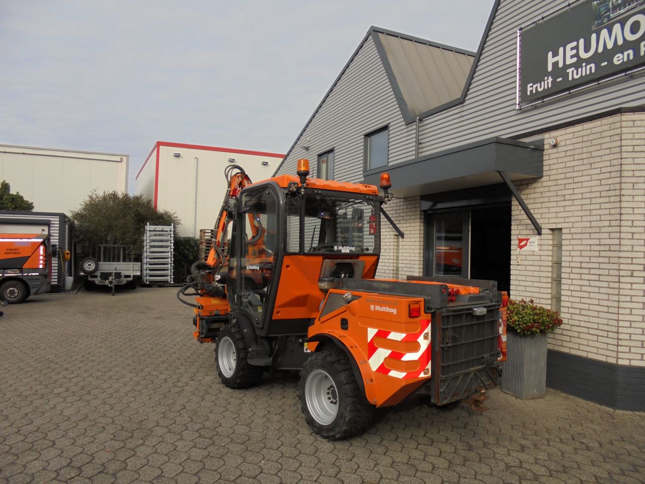 Multihog MH 90 met fiedler en weedcontrol