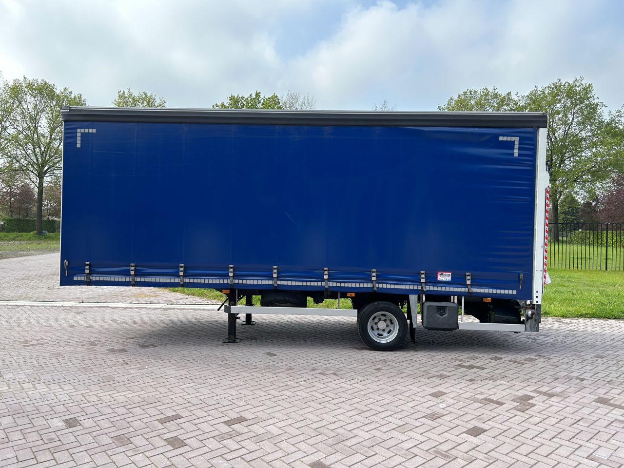 Be oplegger 5.5 ton schuifzeilen veldhuizen met laadklep 1000 kg