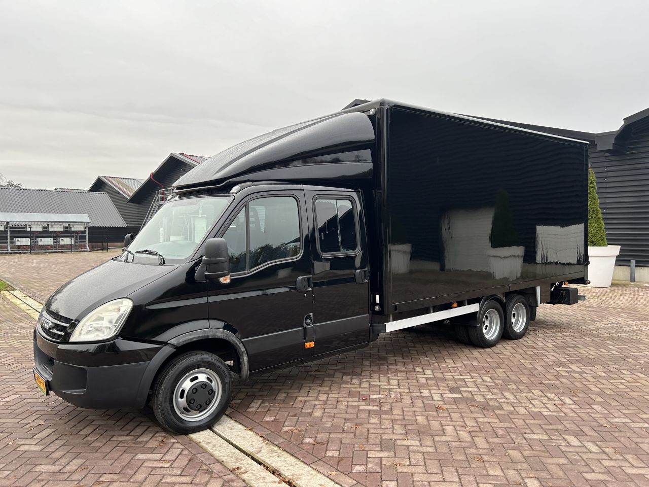 Dubbele cabine Iveco 40C18 clixtar met laadklep 750 kg