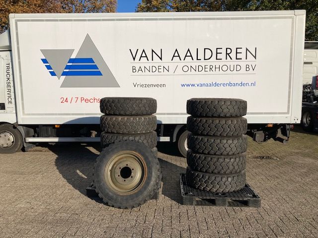 Michelin XZL 275/80R20 of 10.5R20 Jong gebruikt