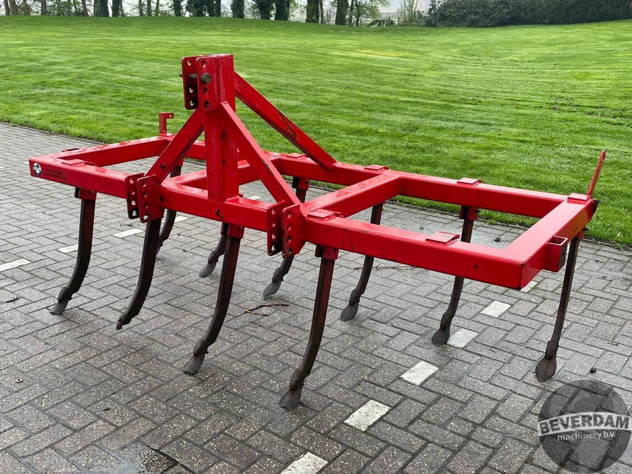 Vaste tand cultivator