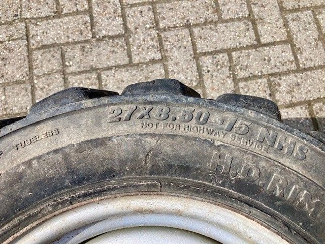BKT + Trelleborg 27x8.50-15 Banden