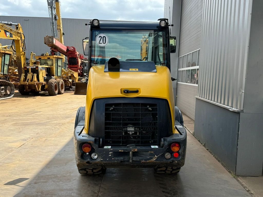 Komatsu WA70M-8EO - new tires