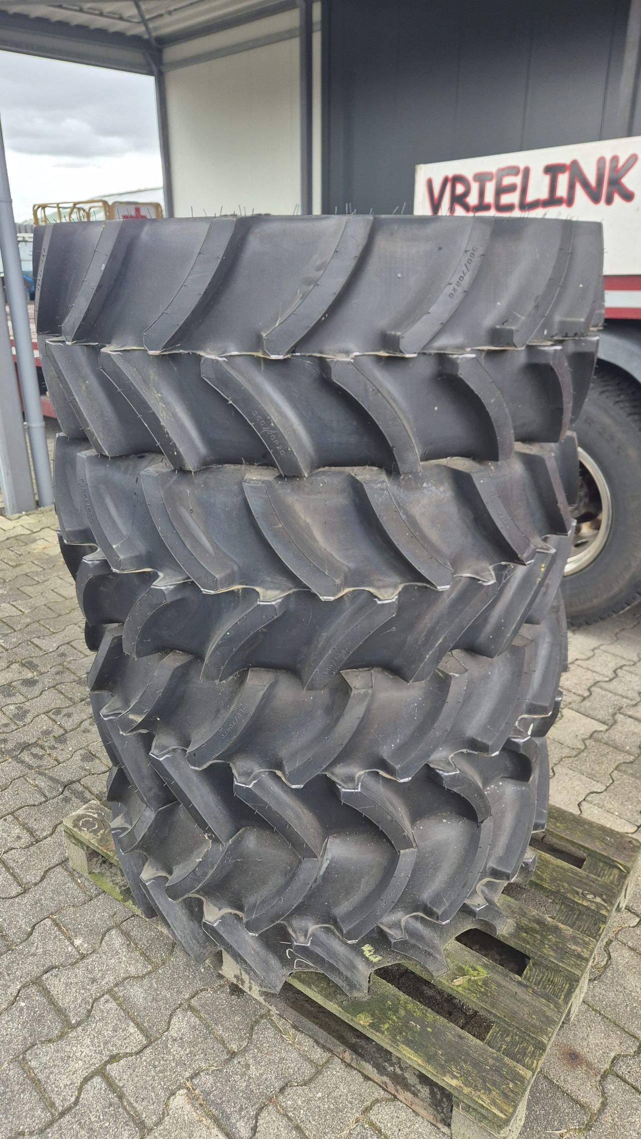 Firestone 360/70R20 R4000 Nieuw!