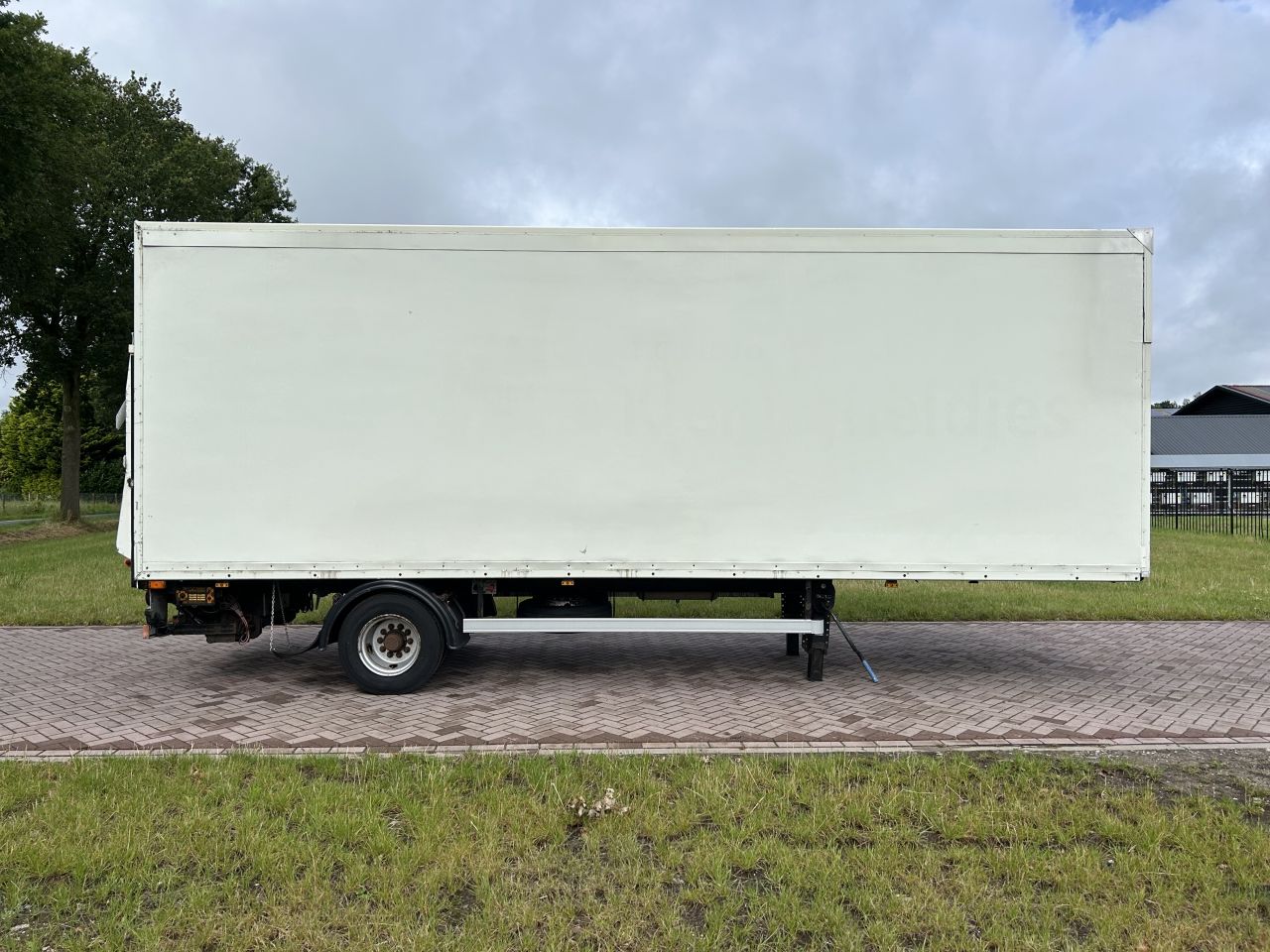 Be oplegger QUALITY TRAILERS gesloten 7990 kg met laadklep 1000