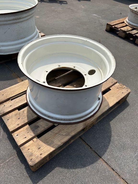 New Holland velg 15 x 28
