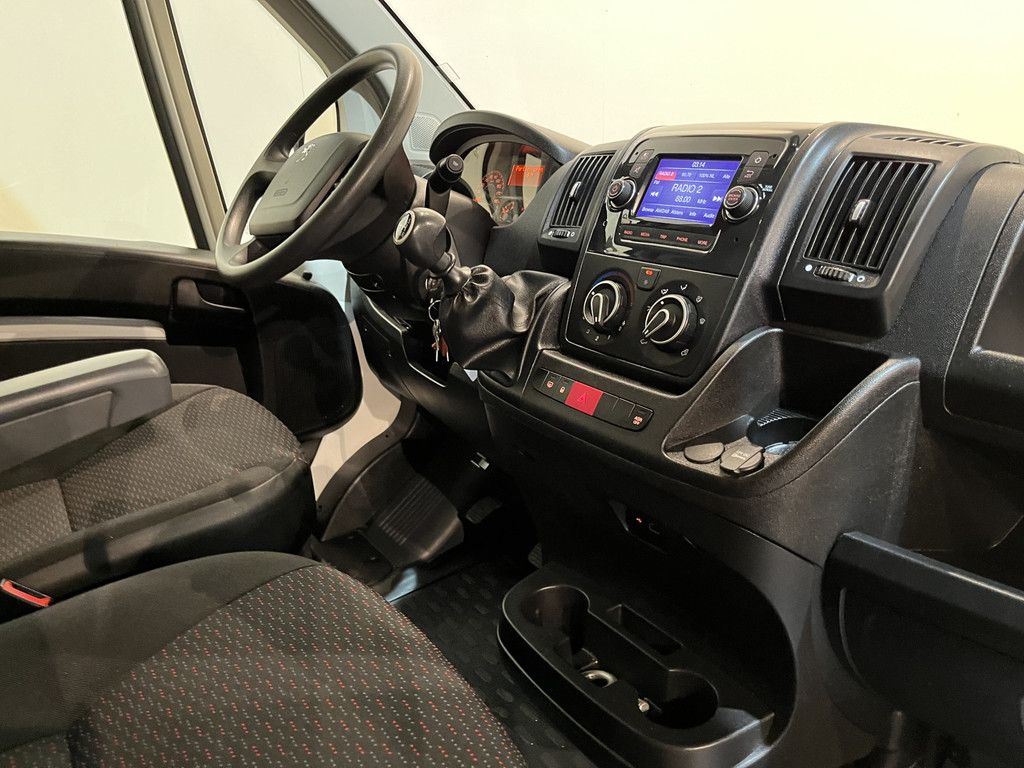 Peugeot Boxer 335 2.2 BlueHDi 165 L4 Bakwagen / Dhollandia Laadklep / Euro 6 / Airco / Cruise Control / 3-Zits / BPM VRIJ !!
