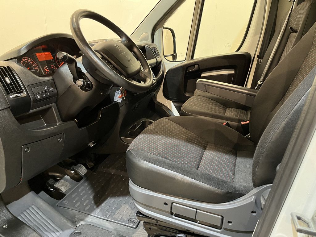 Peugeot Boxer 335 2.2 BlueHDi 165 L4 Bakwagen / Dhollandia Laadklep / Euro 6 / Airco / Cruise Control / 3-Zits / BPM VRIJ !!