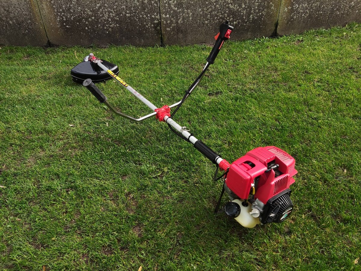 AL-KO bosmaaier (type BC301T, Honda GX31 viertakt motor)
