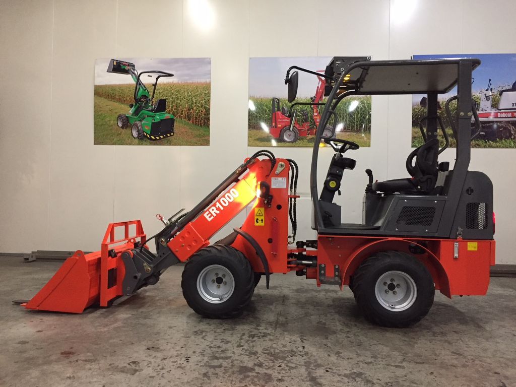 Nieuwe EVERUN ER1000 met balenklem, bak en vorken.