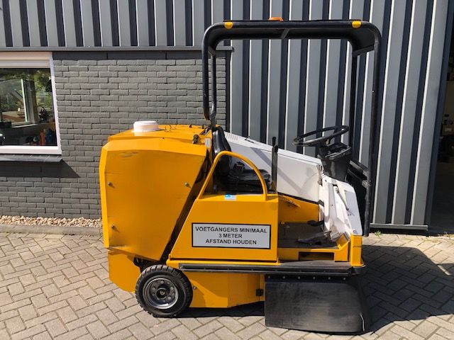 Veegmachine RCM Turbo T 1600 TE Slechts 157 uur Hooglosser.