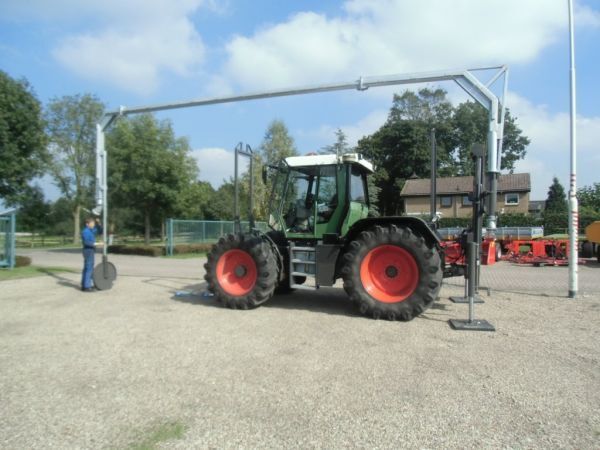 Tractor aquaduct