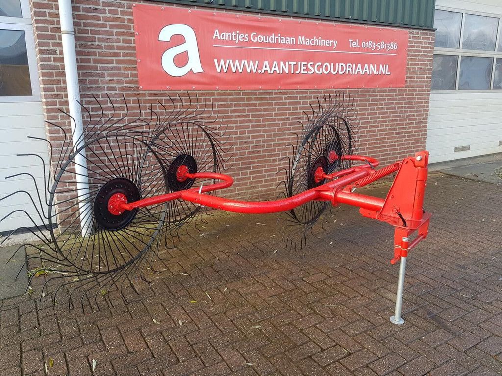 Boxer acrobaat hay rake