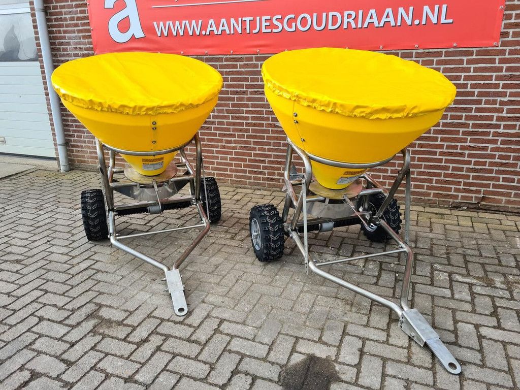 Zoutstrooier SW 300 met PE-bak trailed gritter