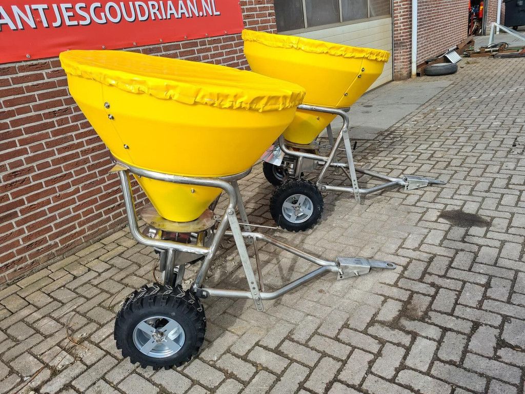 Zoutstrooier SW 300 met PE-bak trailed gritter