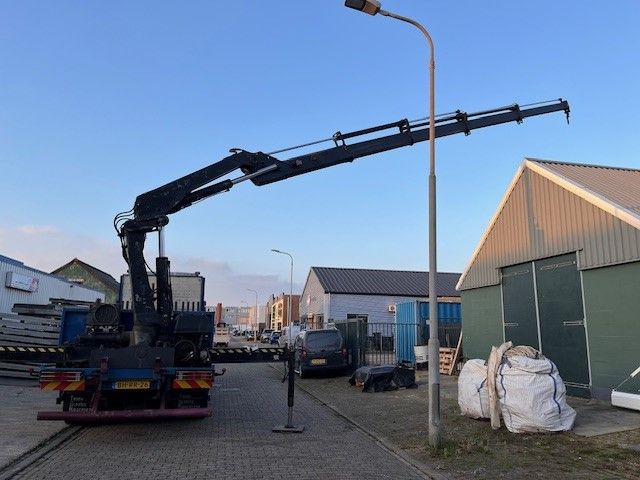 Renault vrachtwagen met kraan en wipkar