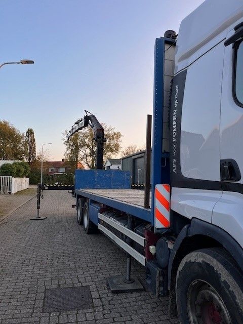 Renault vrachtwagen met kraan en wipkar