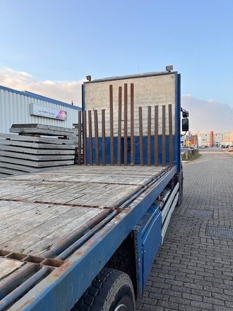 Renault vrachtwagen met kraan en wipkar
