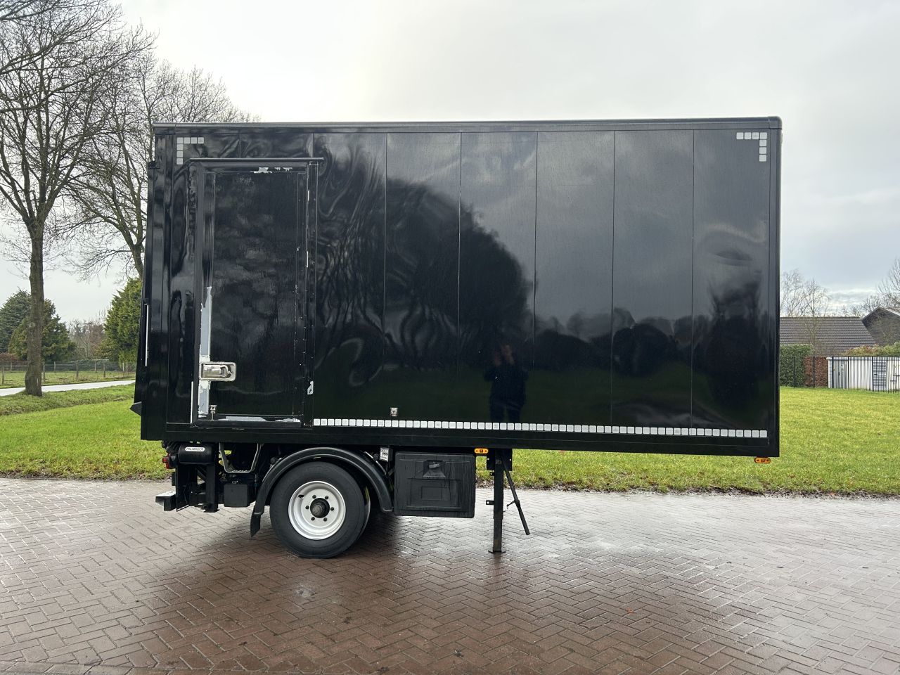 Be oplegger 5.1 ton gesloten met laadklep 1000 kg