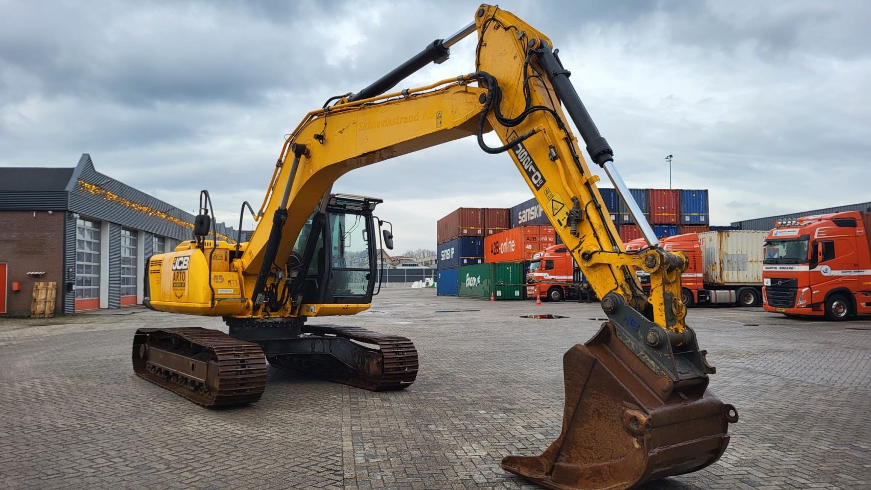 JCB JS210