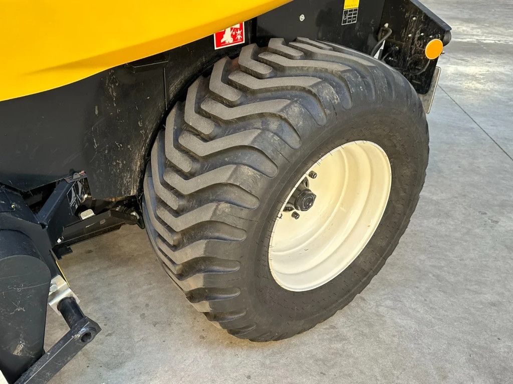 New Holland Roll baler 125