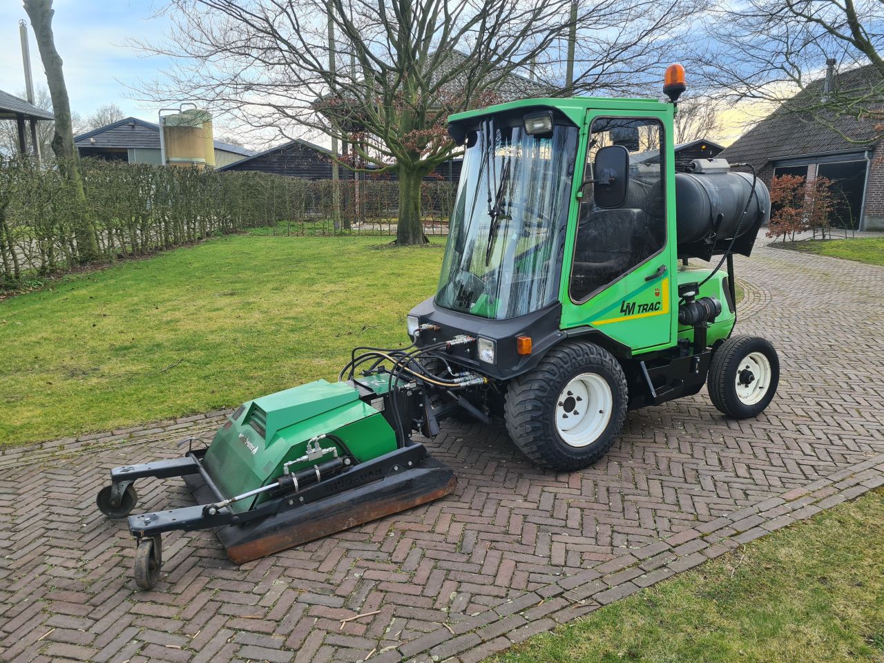 Lm trac 285 werktuigdrager werktuigendrager met onkruidbrander.