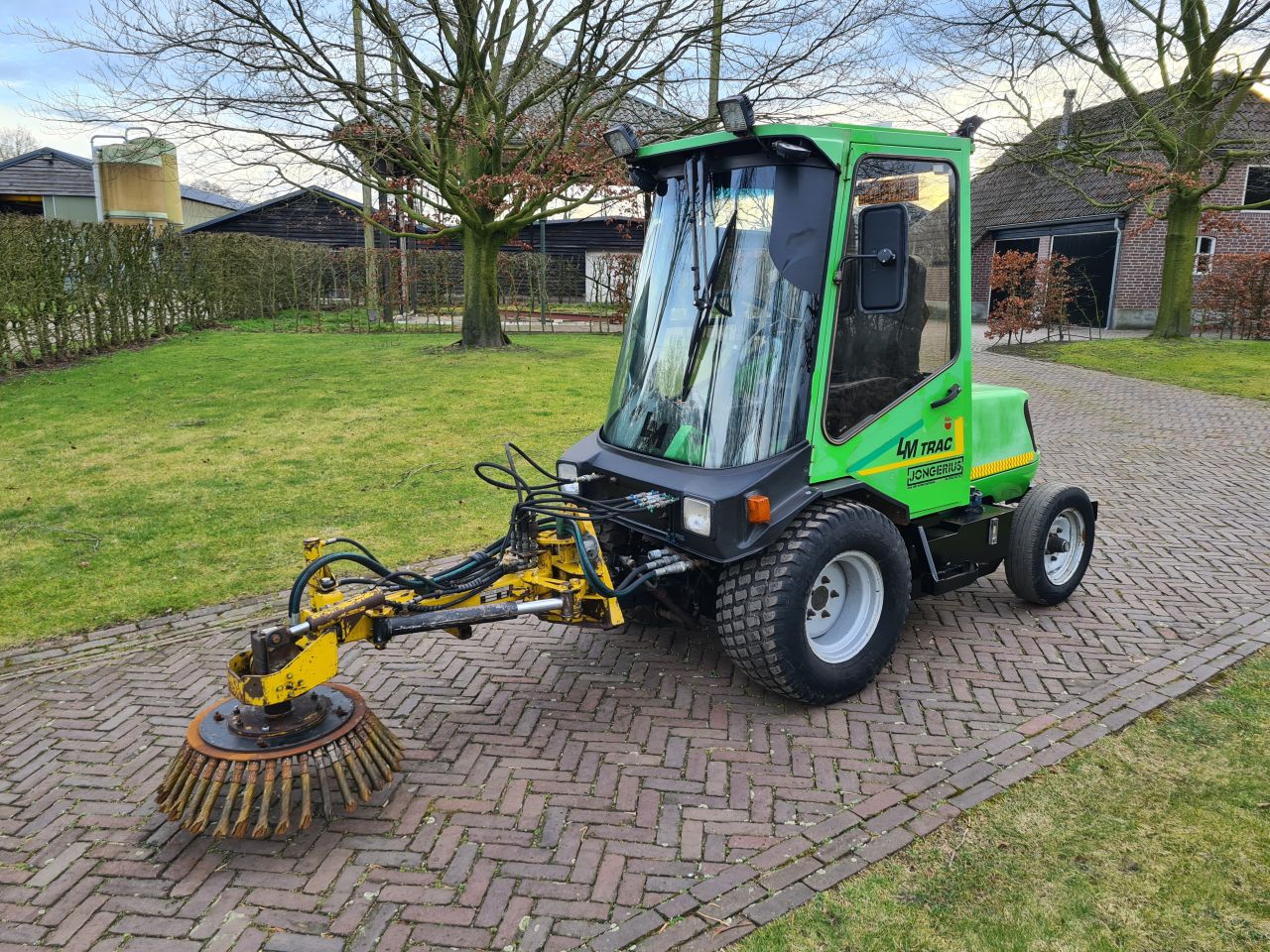 Lm trac 285 werktuigdrager werktuigendrager met onkruidborst