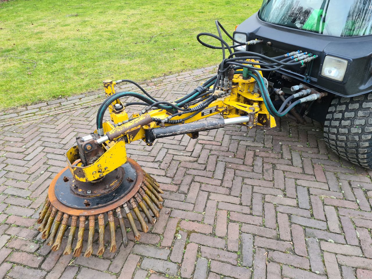 Lm trac 285 werktuigdrager werktuigendrager met onkruidborst