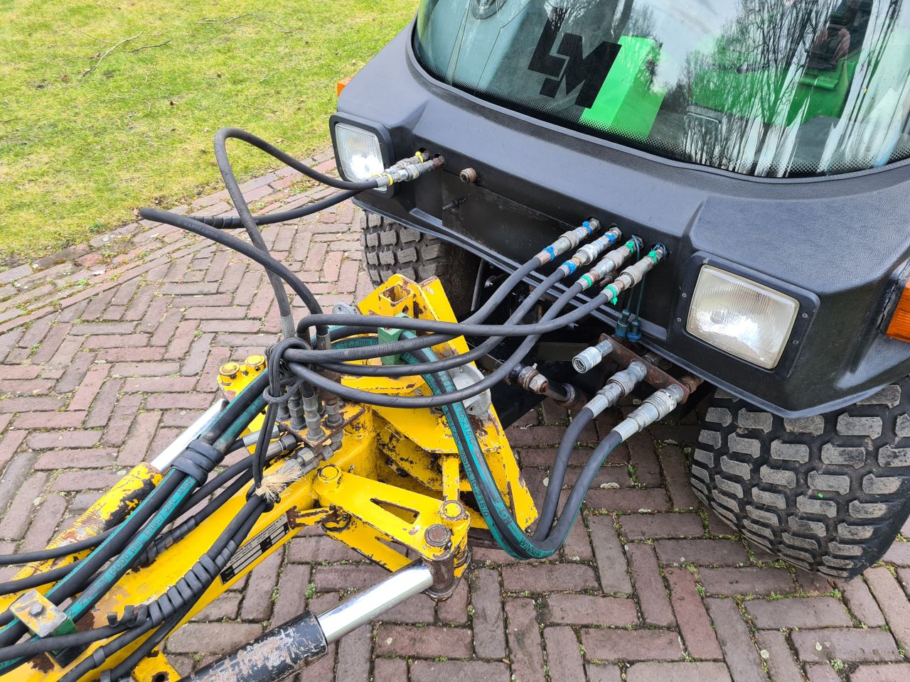 Lm trac 285 werktuigdrager werktuigendrager met onkruidborst