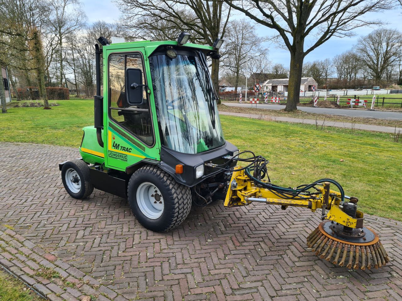 Lm trac 285 werktuigdrager werktuigendrager met onkruidborst