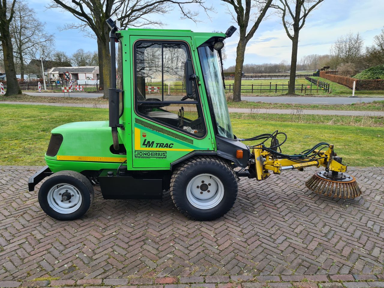 Lm trac 285 werktuigdrager werktuigendrager met onkruidborst