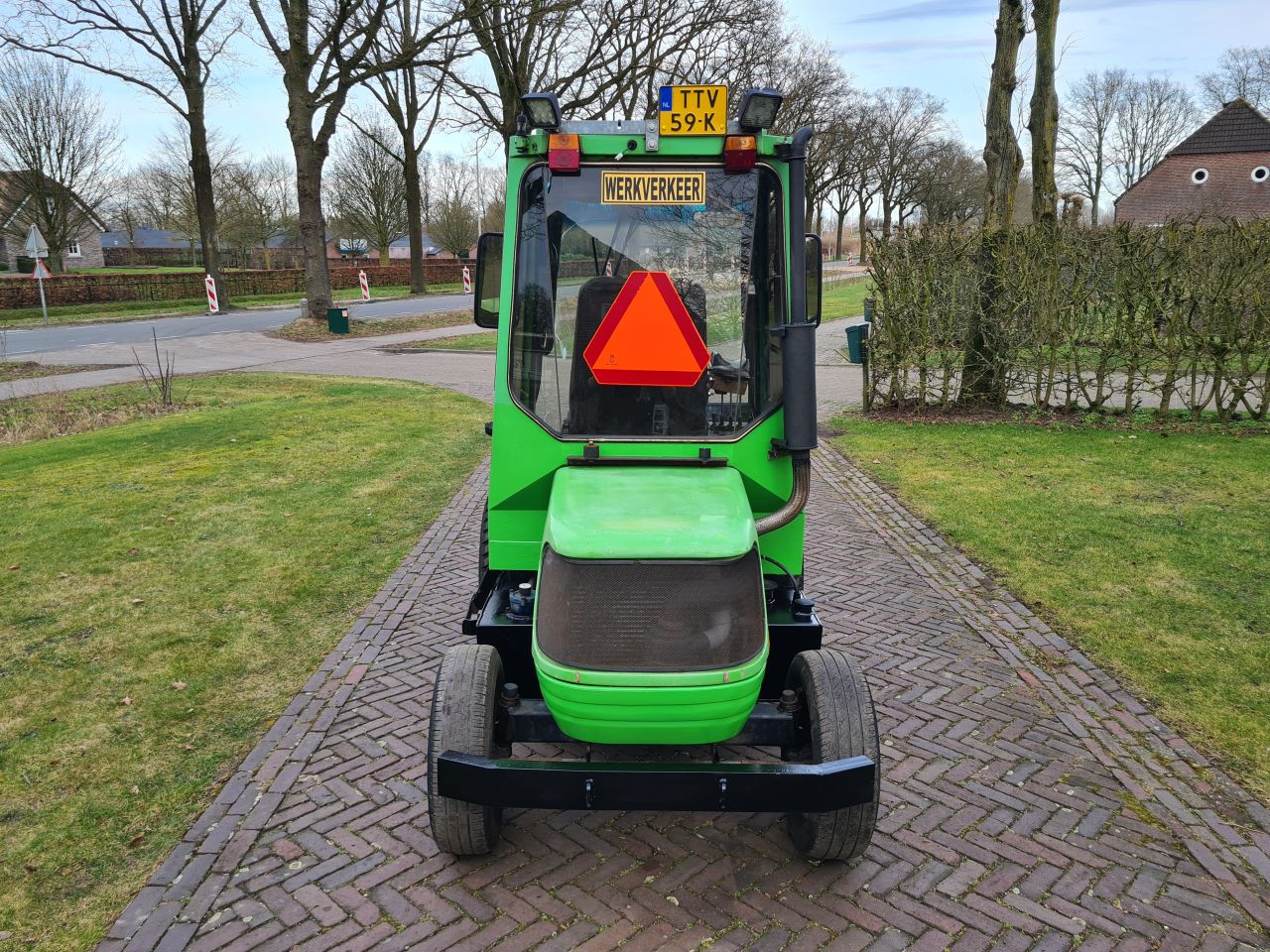 Lm trac 285 werktuigdrager werktuigendrager met onkruidborst