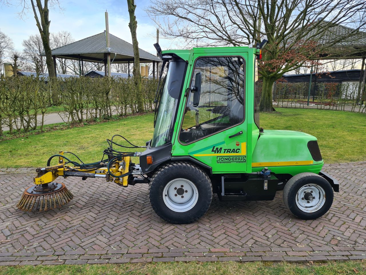 Lm trac 285 werktuigdrager werktuigendrager met onkruidborst