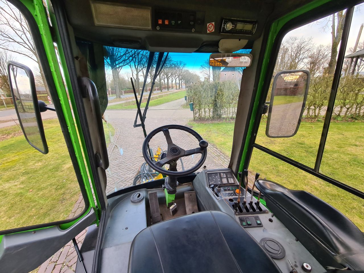 Lm trac 285 werktuigdrager werktuigendrager met onkruidborst
