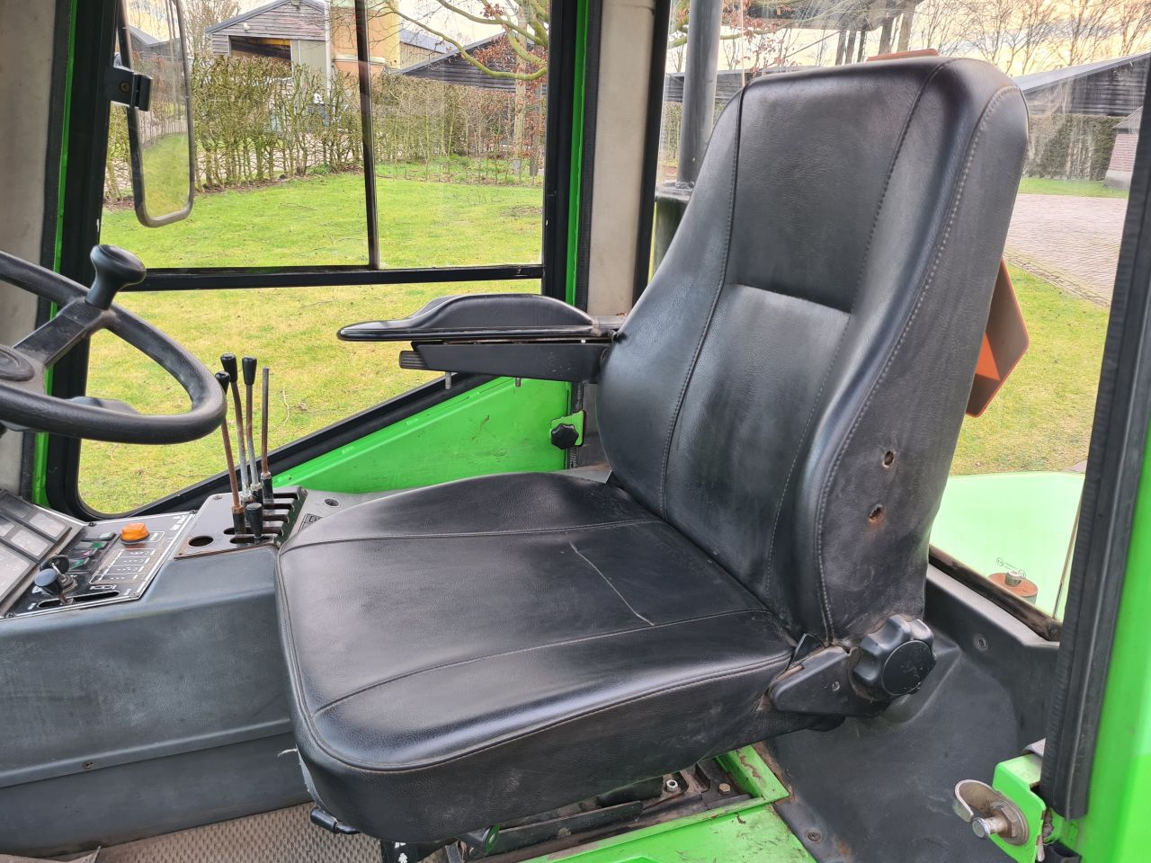 Lm trac 285 werktuigdrager werktuigendrager met onkruidborst