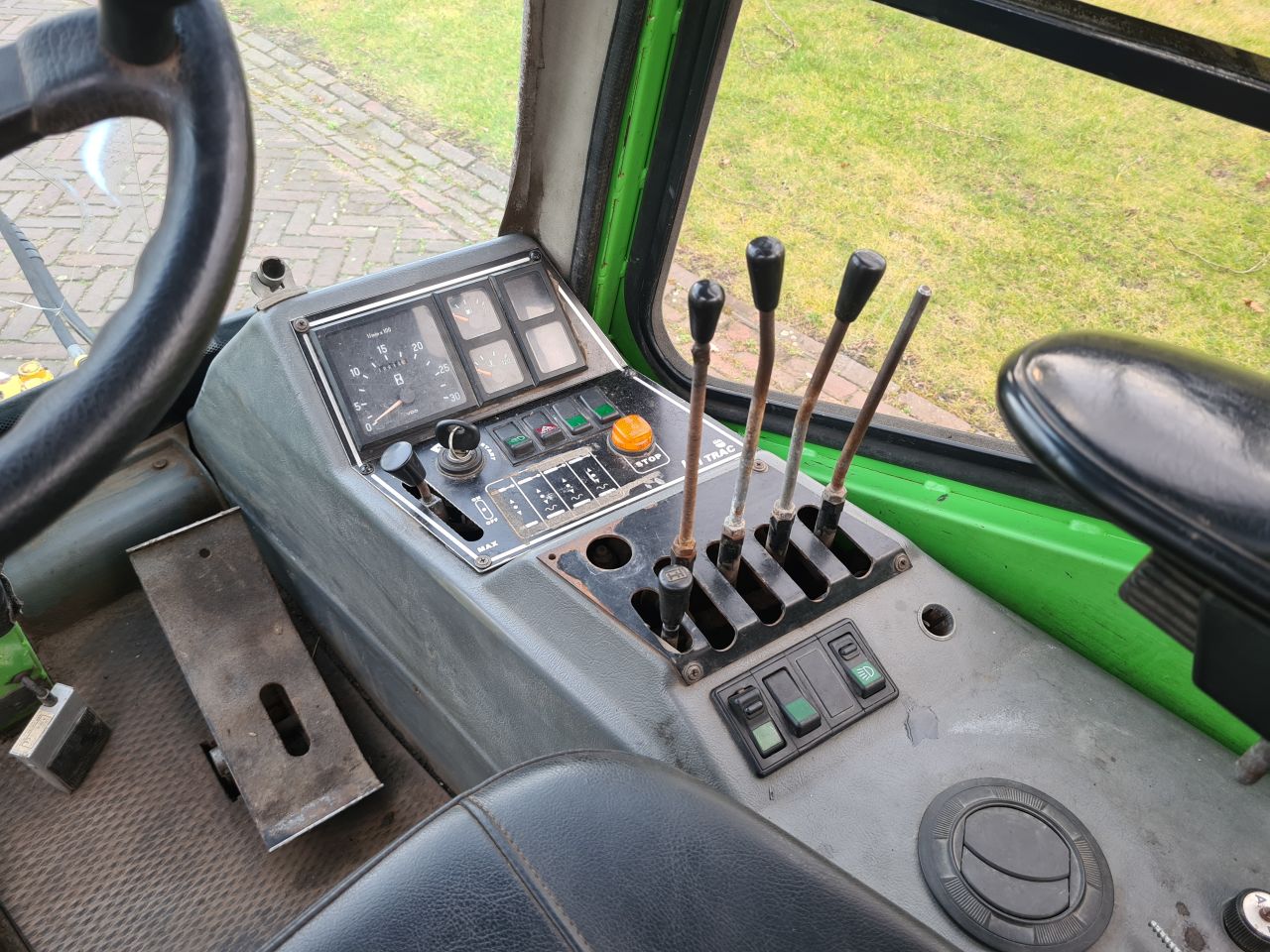 Lm trac 285 werktuigdrager werktuigendrager met onkruidborst