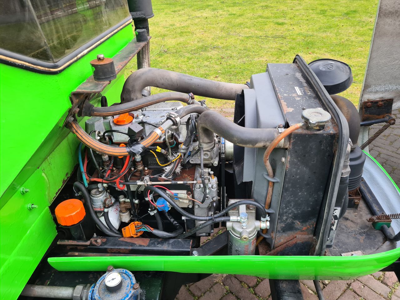 Lm trac 285 werktuigdrager werktuigendrager met onkruidborst