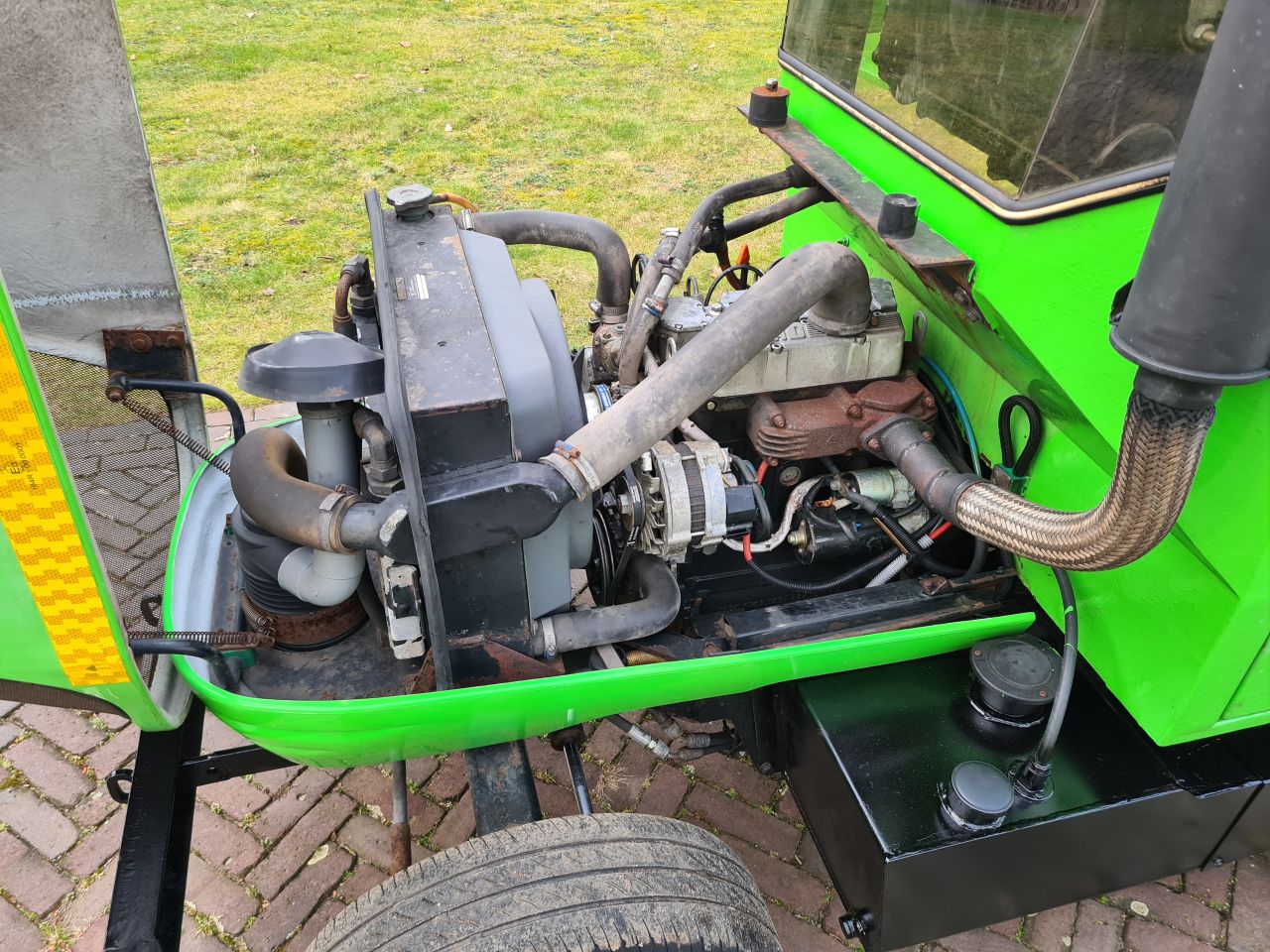 Lm trac 285 werktuigdrager werktuigendrager met onkruidborst