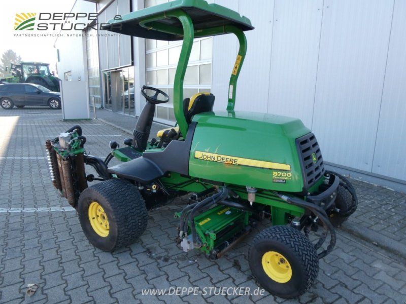 John Deere 8700