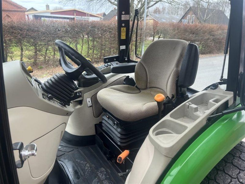 John Deere 3046R