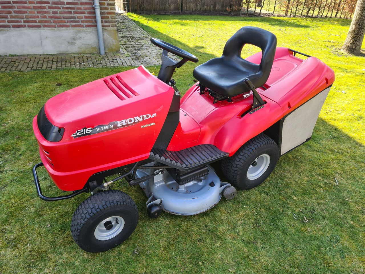 Honda 2216 zitmaaier met opvangbak hydrostaat 2 cilinder.