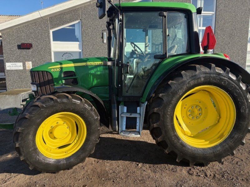 John Deere 6330 KUN 4200 TIMER, FRONTLIFT, LUFTANLÆG