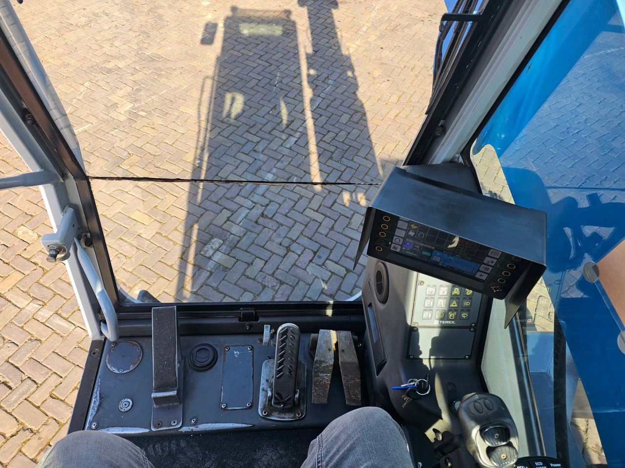 Fuchs MHL 320 Material Handler With Magnet System