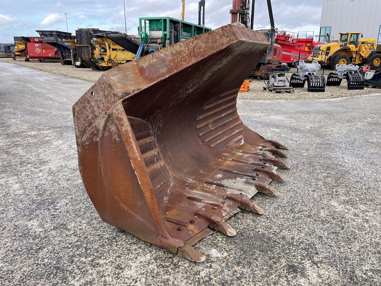 Zij kiepbak / Side tip bucket 310cm met tanden