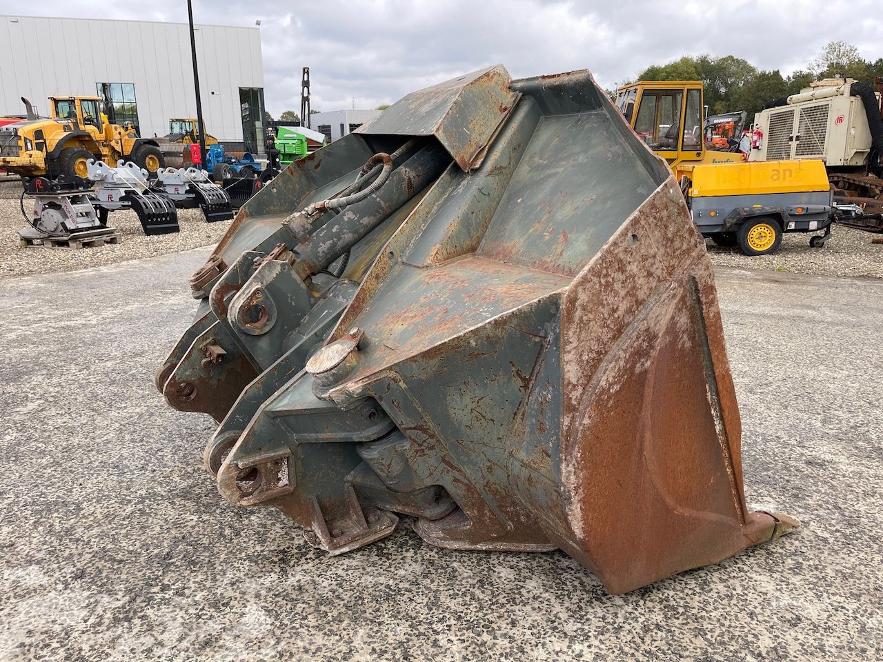 Zij kiepbak / Side tip bucket 310cm met tanden
