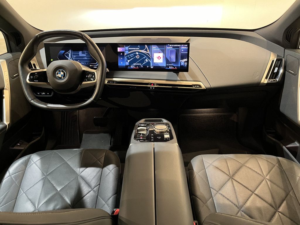 BMW iX xDrive40 High Executive 77 kWh / Luchtvering / Pano / Harman Kardon / Trekhaak / Sportpakket / 27.750 KM !!