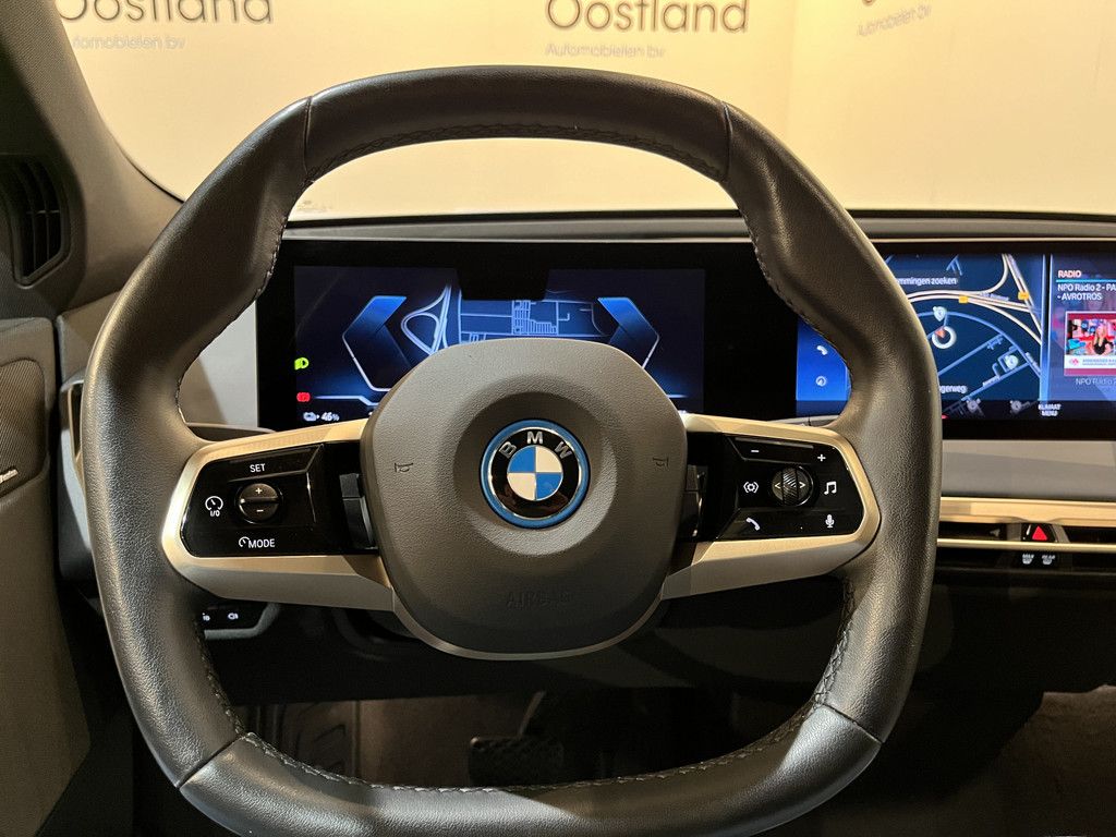 BMW iX xDrive40 High Executive 77 kWh / Luchtvering / Pano / Harman Kardon / Trekhaak / Sportpakket / 27.750 KM !!
