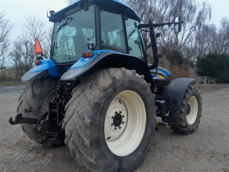 New Holland TM 140 med frontlift og affjedret kabine